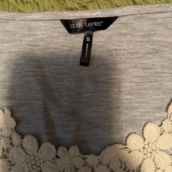 Daisy Fuentes Women's Tank Top Floral Crochet Lace Trim Heather Gray Small - Picture 2 of 3